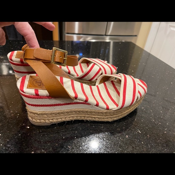 TORY BURCH 9 NAUTICAL RED WHITE CANVAS WITH LIGHT BROWN STRAPS PLATFORM SANDALS - Picture 8 of 13